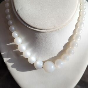 2/$12 Vintage white acrylic cat's eye necklace